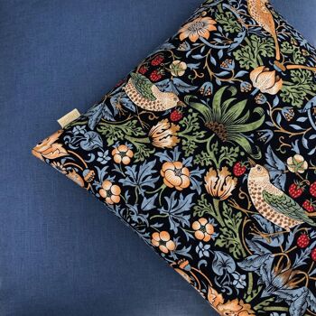 Coussin William Morris Voleur de fraises bleu 50x33 2