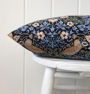 Coussin William Morris Voleur de fraises bleu 50x33 3