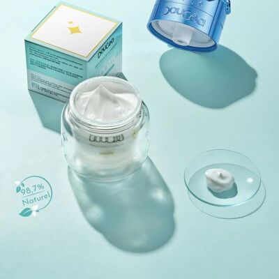 Refillable case for skin care creams - To explore (astronaut helmet design, blue)