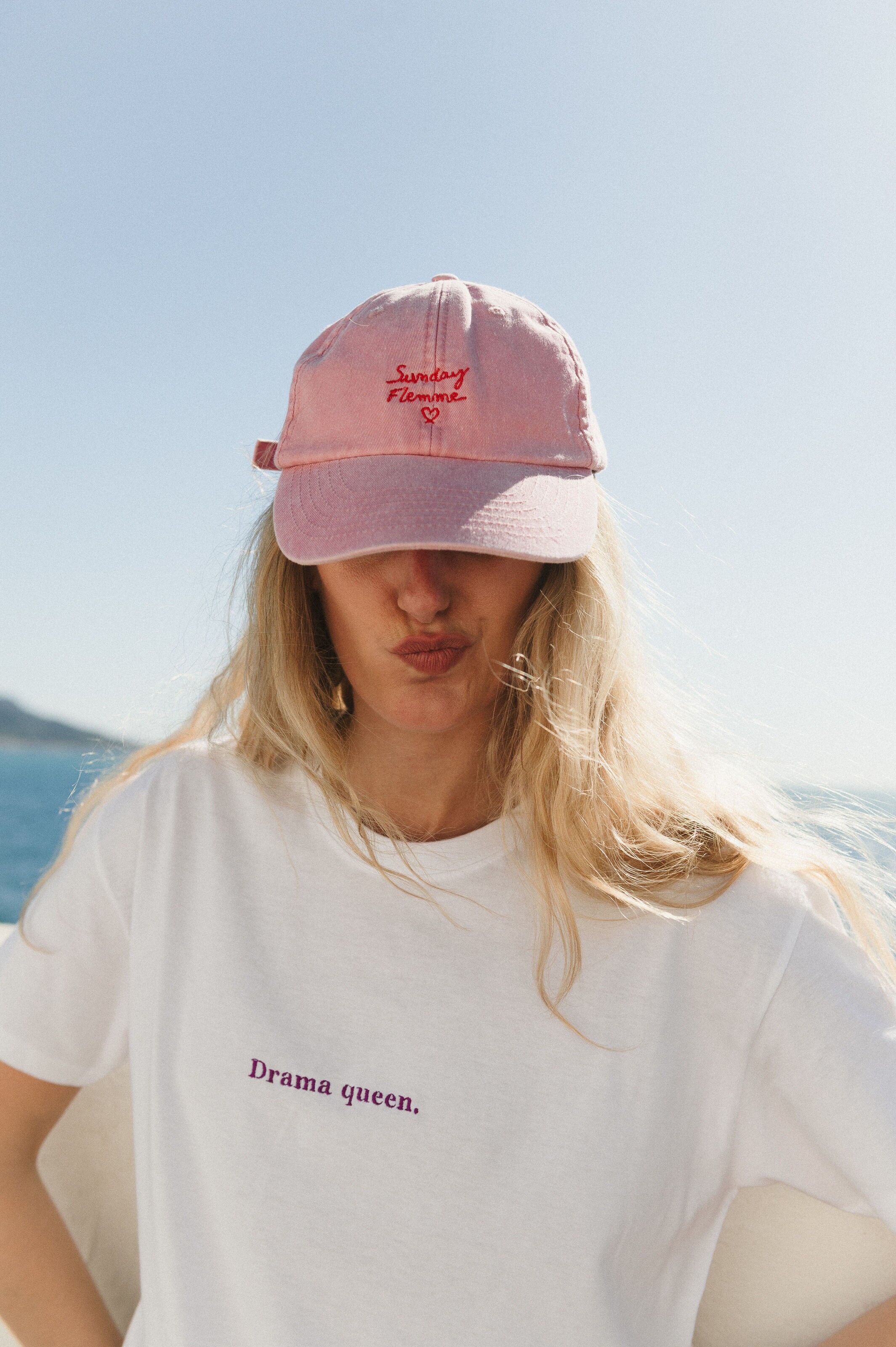 camiseta con bordado de reina del drama