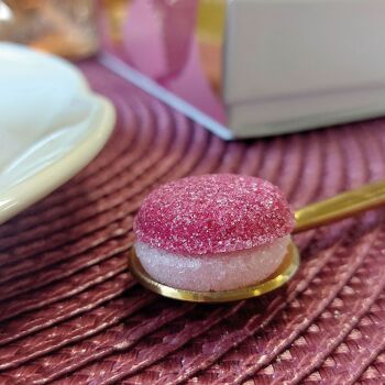 Coffret de sucres en forme de macaron rose et cassis. 4