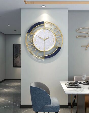Horloge murale en métal doré avec détails en bois bleu marine. Dimension : 43cmDF-139 2