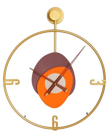 Horloge murale en métal doré avec détails en bois orange et marron. Dimension : 60x50cmDF-132 1