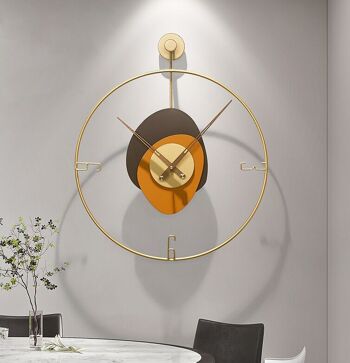 Horloge murale en métal doré avec détails en bois orange et marron. Dimension : 60x50cmDF-132 2