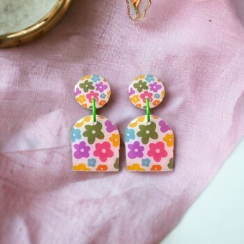 Boucles d'oreilles pendantes à fleurs pastel amusantes