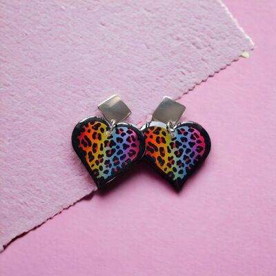 Orecchini pendenti a forma di cuore con stampa leopardata colorata