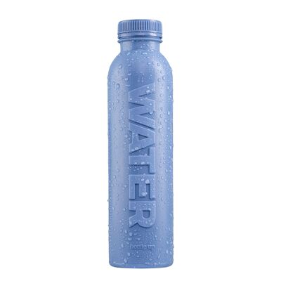 Embotella agua de manantial en una botella reutilizable