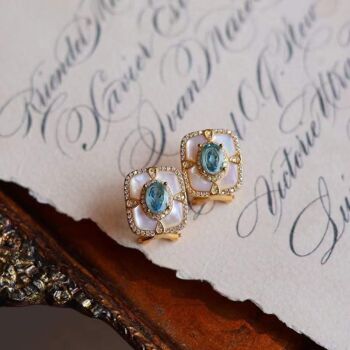 Sac cadeau - Boucles d'oreilles encadrées de topaze bleue vive de style royal vintage avec vermeil MOP-Gold 1