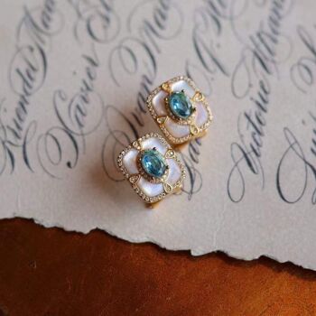 Sac cadeau - Boucles d'oreilles encadrées de topaze bleue vive de style royal vintage avec vermeil MOP-Gold 2