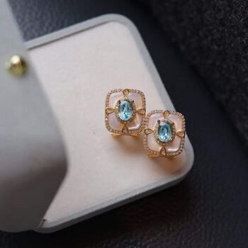 Sac cadeau - Boucles d'oreilles encadrées de topaze bleue vive de style royal vintage avec vermeil MOP-Gold 3