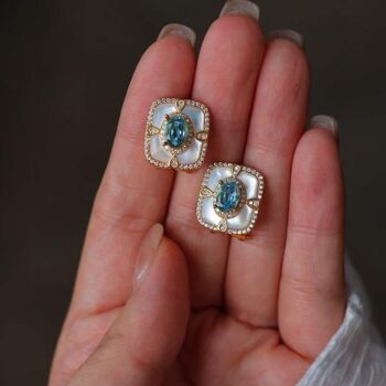 Sac cadeau - Boucles d'oreilles encadrées de topaze bleue vive de style royal vintage avec vermeil MOP-Gold 5