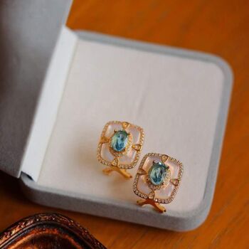 Sac cadeau - Boucles d'oreilles encadrées de topaze bleue vive de style royal vintage avec vermeil MOP-Gold 7