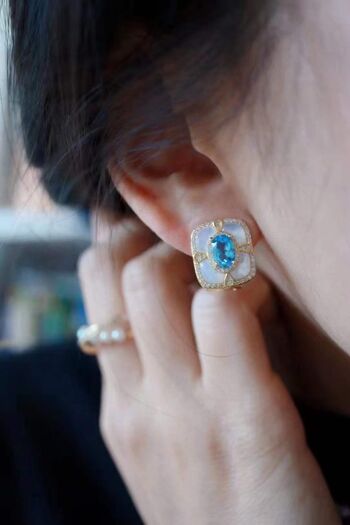 Sac cadeau - Boucles d'oreilles encadrées de topaze bleue vive de style royal vintage avec vermeil MOP-Gold 8
