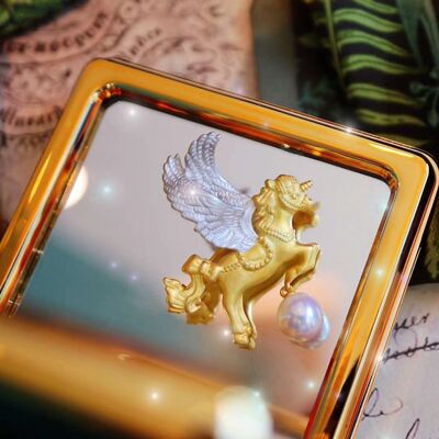 Joyería versátil y lujosa: broche de unicornio ángel con perla de Akoya