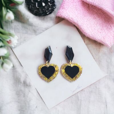Grossi orecchini pendenti con gioielli a cuore nero e oro