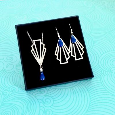 Set di gioielli con ventaglio graficoCollana e orecchini Art Déco in argento e smalto blu navy