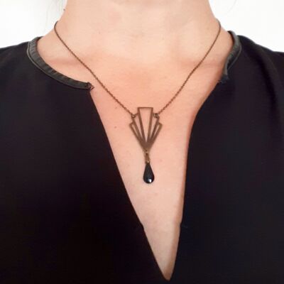 Art-Déco-Halskette mit grafischem Fächeranhänger aus bronzefarbenem Messing und schwarzen Emaille-Pailletten