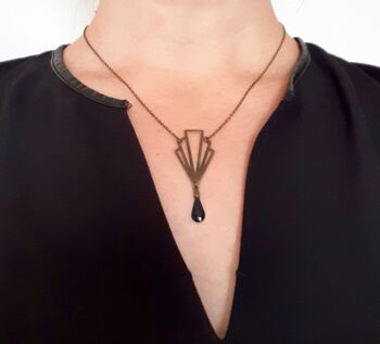 Collier Art Déco pendentif éventail graphique en laiton bronze et sequin émail noir 1