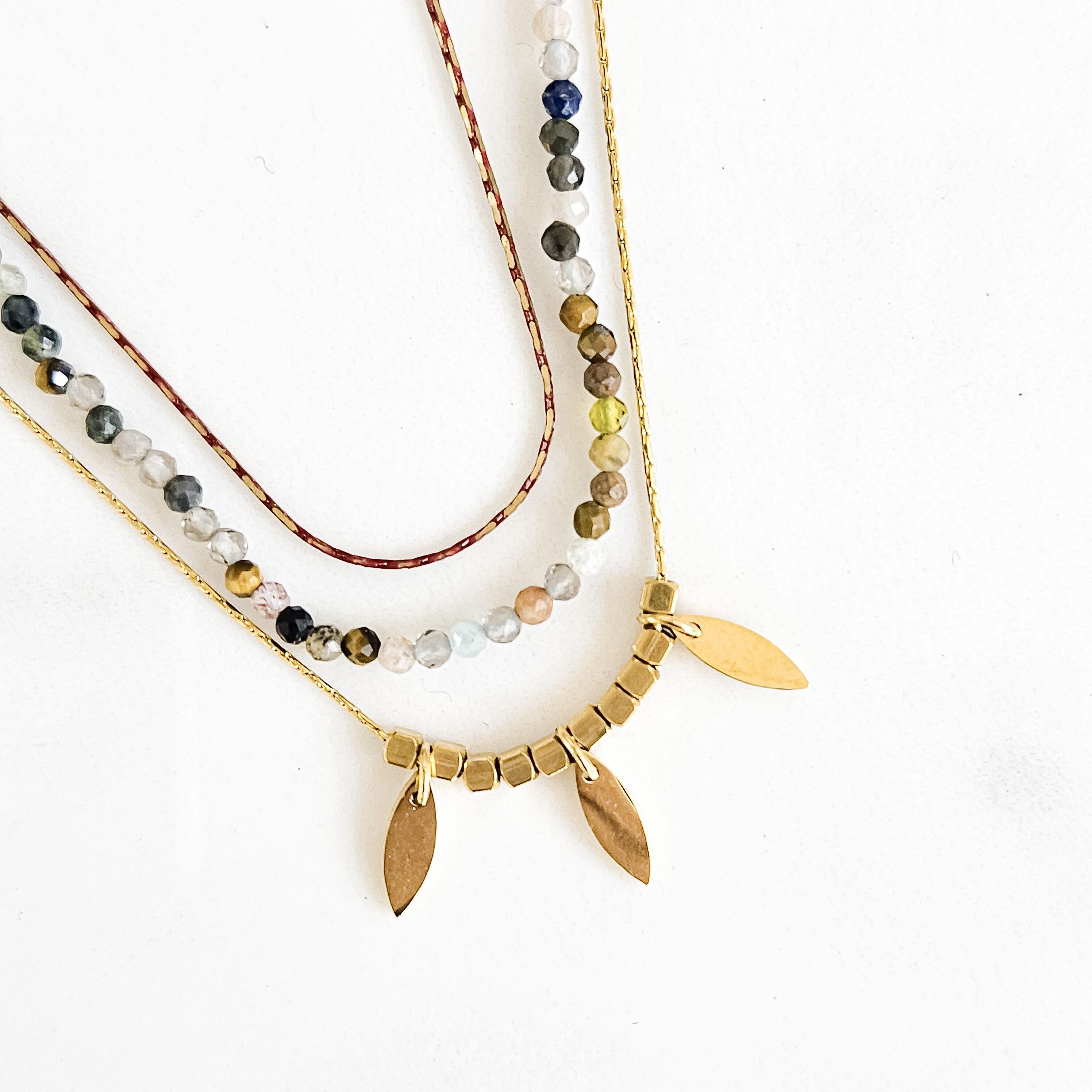 Halsketten mit drei ovalen Steinen