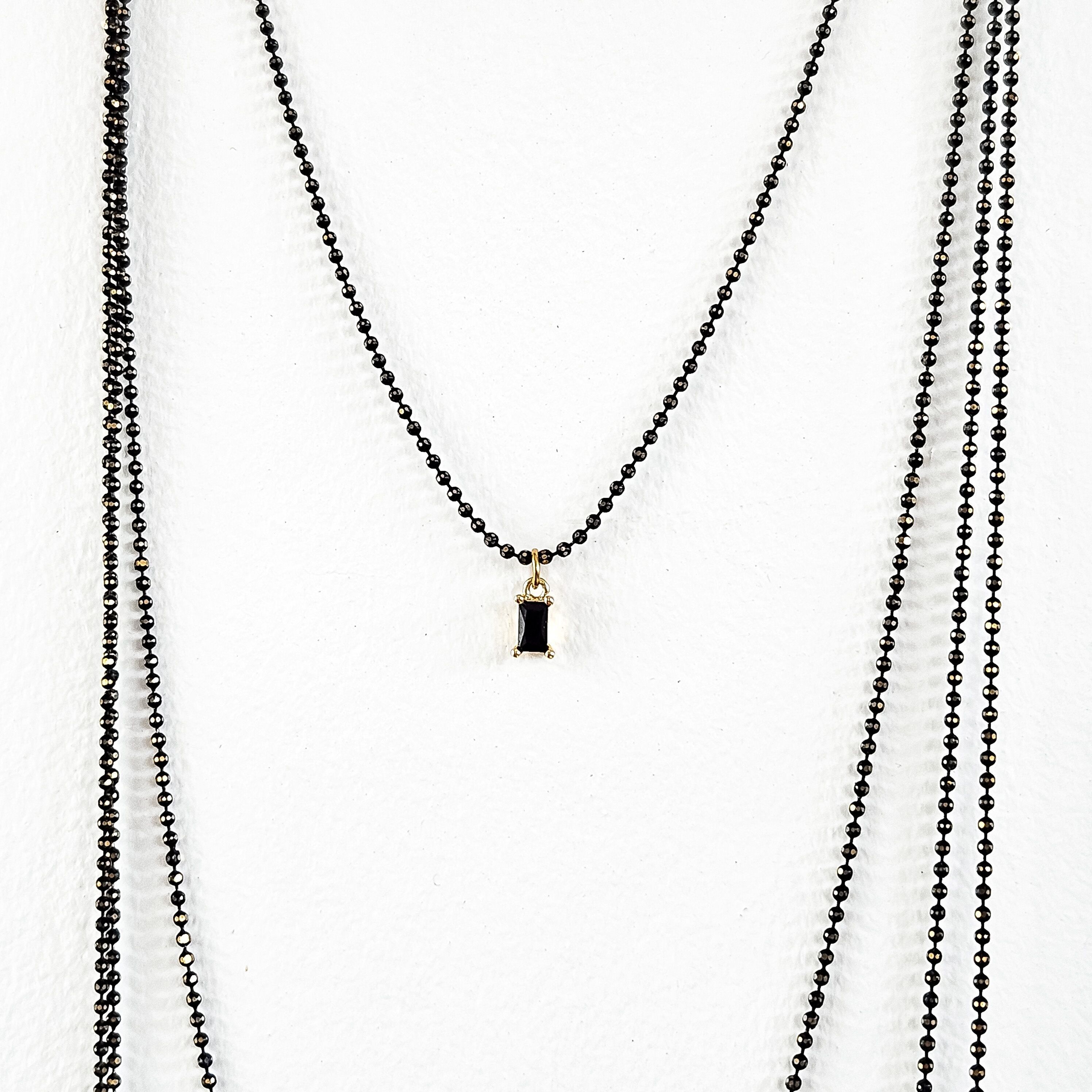 Schwarze unendlich lange Halskette