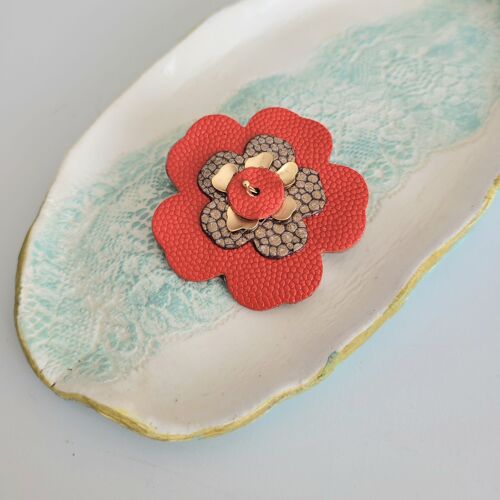 Broche fleur de cerisier new en coloris vermillon et or en cuir recyclé et plaqué or