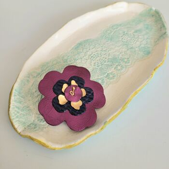 Broche fleur de cerisier new en cuir recyclé et plaqué or en coloris violet métallisé 1
