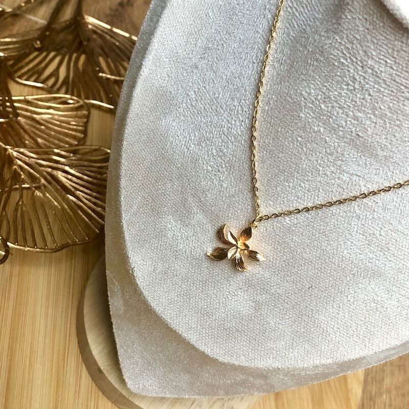 Collana Flora - Ciondolo a forma di fiore dorato