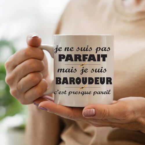 Mug " Je ne suis pas parfait, mais je suis baroudeur, c'est presque pareil"