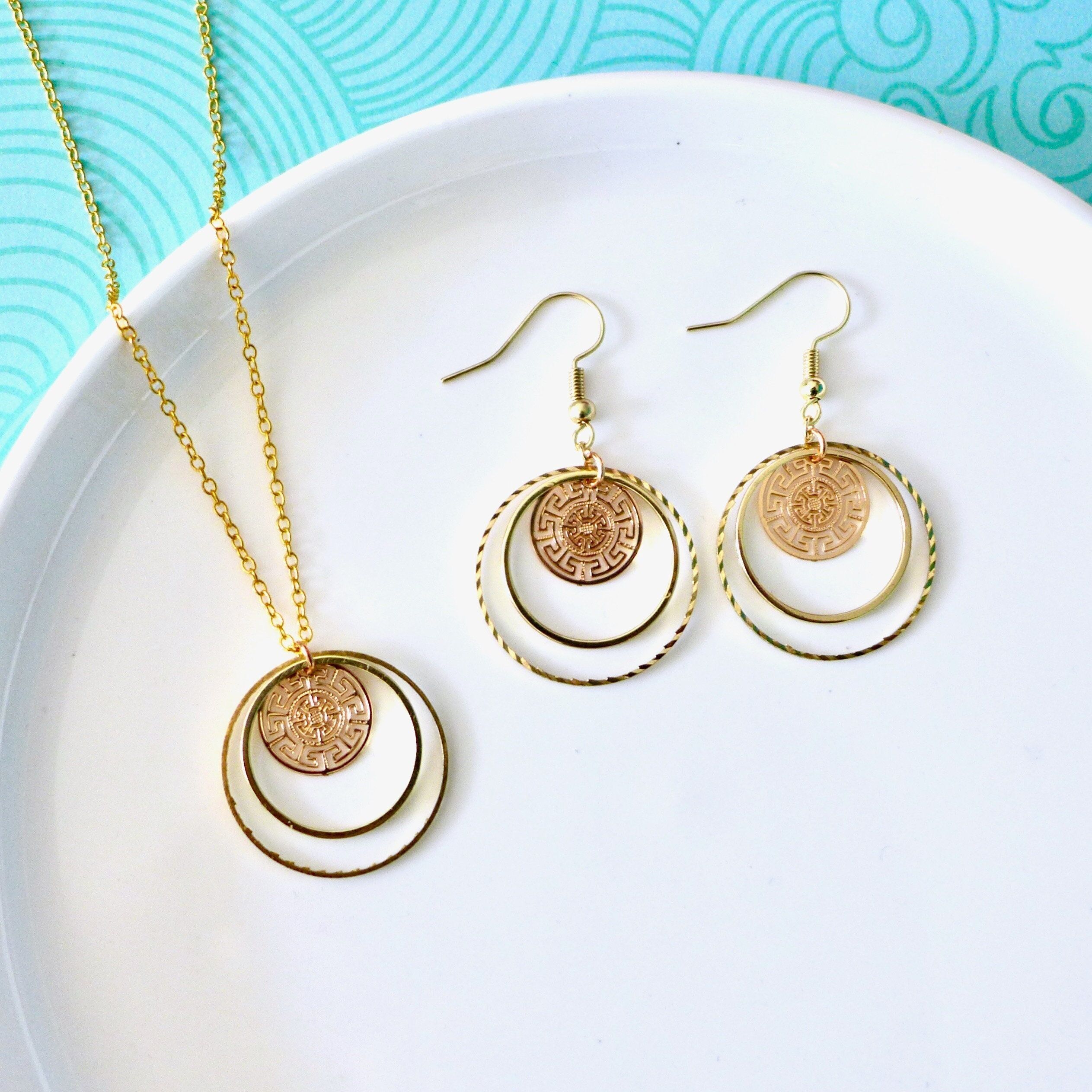 Schmuckset aus Halskette und Ohrringen mit goldenen Ringen und Pastille