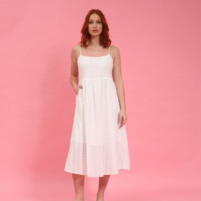 Robe mi-longue blanche en broderie anglaise
