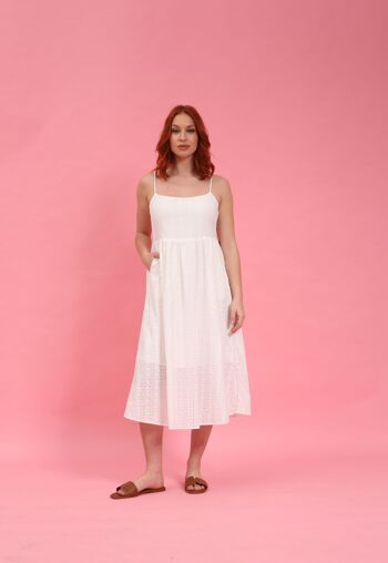 Robe mi-longue blanche en broderie anglaise 1