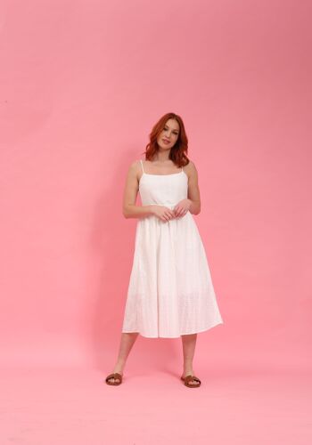 Robe mi-longue blanche en broderie anglaise 2