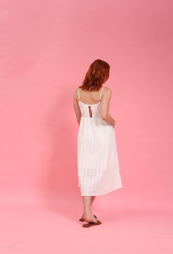 Robe mi-longue blanche en broderie anglaise 3