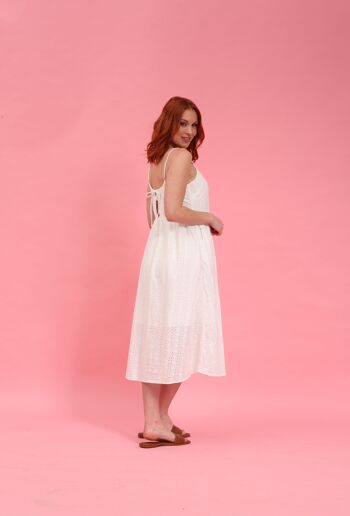 Robe mi-longue blanche en broderie anglaise 4