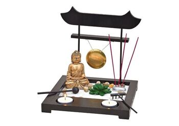 Buddha garden set ZEN, Buddha 10cm H, gong, batteur, photophore pour 2 bougies chauffe-plat, plante artificielle, decko sable, pierres, râteau, porte-encens avec 3 bâtons d'encens en bois, métal noir (L / H / P) 22x22x22cm