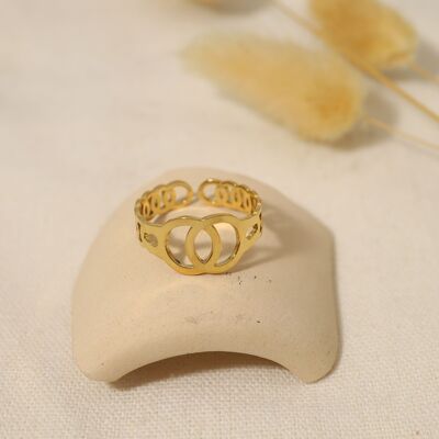 Adjustable golden ring with intertwined circles