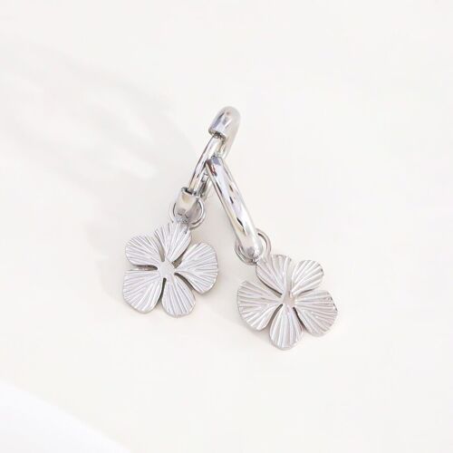 Boucles d'oreilles mini créoles avec pendentif fleur argenté