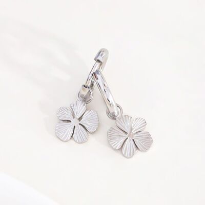 Boucles d'oreilles mini créoles avec pendentif fleur argenté