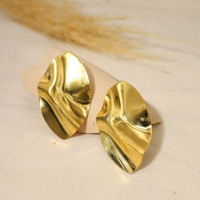 Goldene Ohrringe mit Crinkle-Effekt