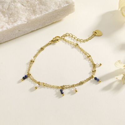 Pulsera de doble cadena con perlas y piedras azules.