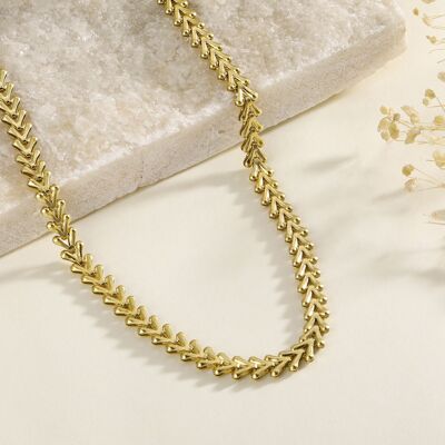 Goldene Halskette in V-Form