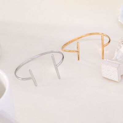 Fine silver bangle with bar and front opening