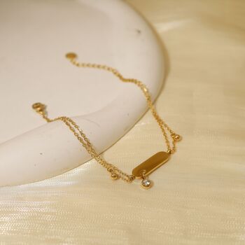 Bracelet chaîne dorée avec plaque et strass 1