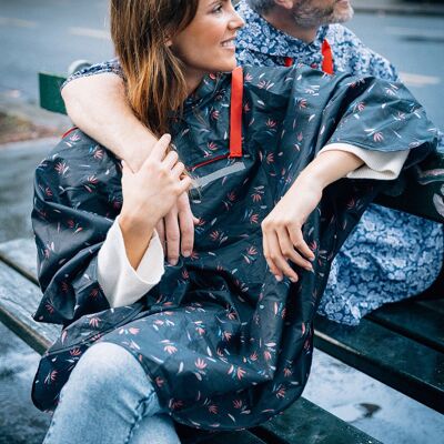 Poncho de lluvia para mujer en color azul medianoche con estampado de plumas