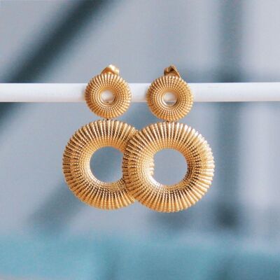 Statement earring with decorated wide ring – gold color