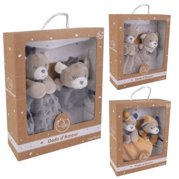 DODO D'AMOUR - Coffret Doudou Carré et Hochet - Ours - 052190 - Assortiment Gris Beige ou Moutarde - Polaire - Naissance - Peluche - Bébé - Rassurant - Doux - Lavable - 29 cm x 22 cm - À Partir de 0 mois 2