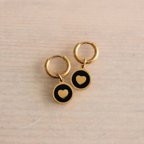 Steel hoop earrings with round charm with heart – gold/black