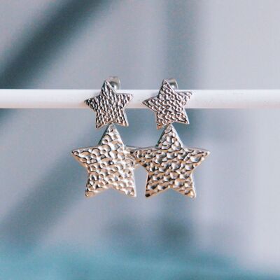 Statement earring with decorated stars – silver color