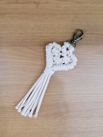 Porte clefs en forme de cœur en macramé 2