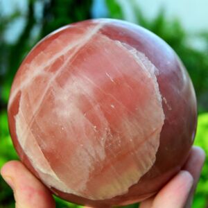 Cristal de sphère de calcite rose XL (65 mm - 95 mm)